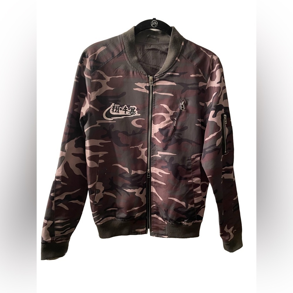 Riflessi Lightweight Camo Jacket with Front & Arm Pockets. Hanzi Logos 2-way Zip